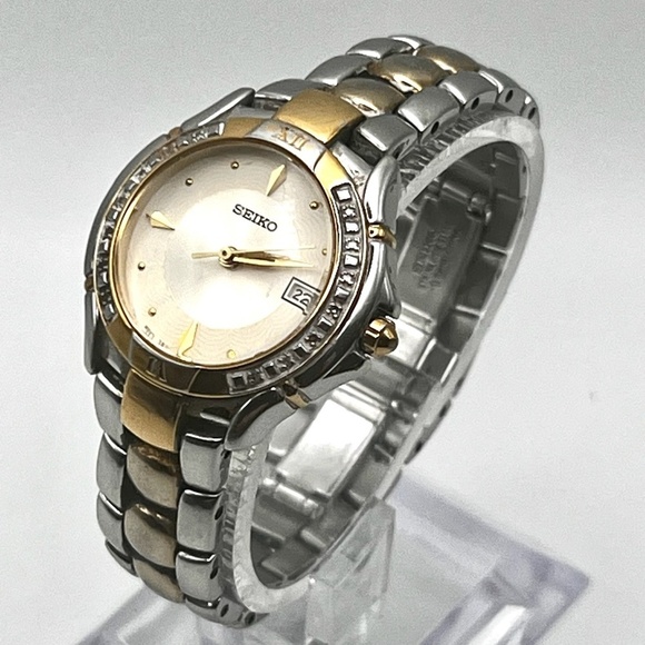 Seiko Vintage Saphire Crystal Round Silver Gold tones Ladies Watch Working main image 10
